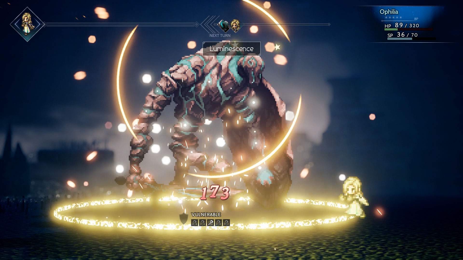 Captura de tela do combate: Ophilia conjurando um ataque contra um grande monstro em um ambiente sinistro.