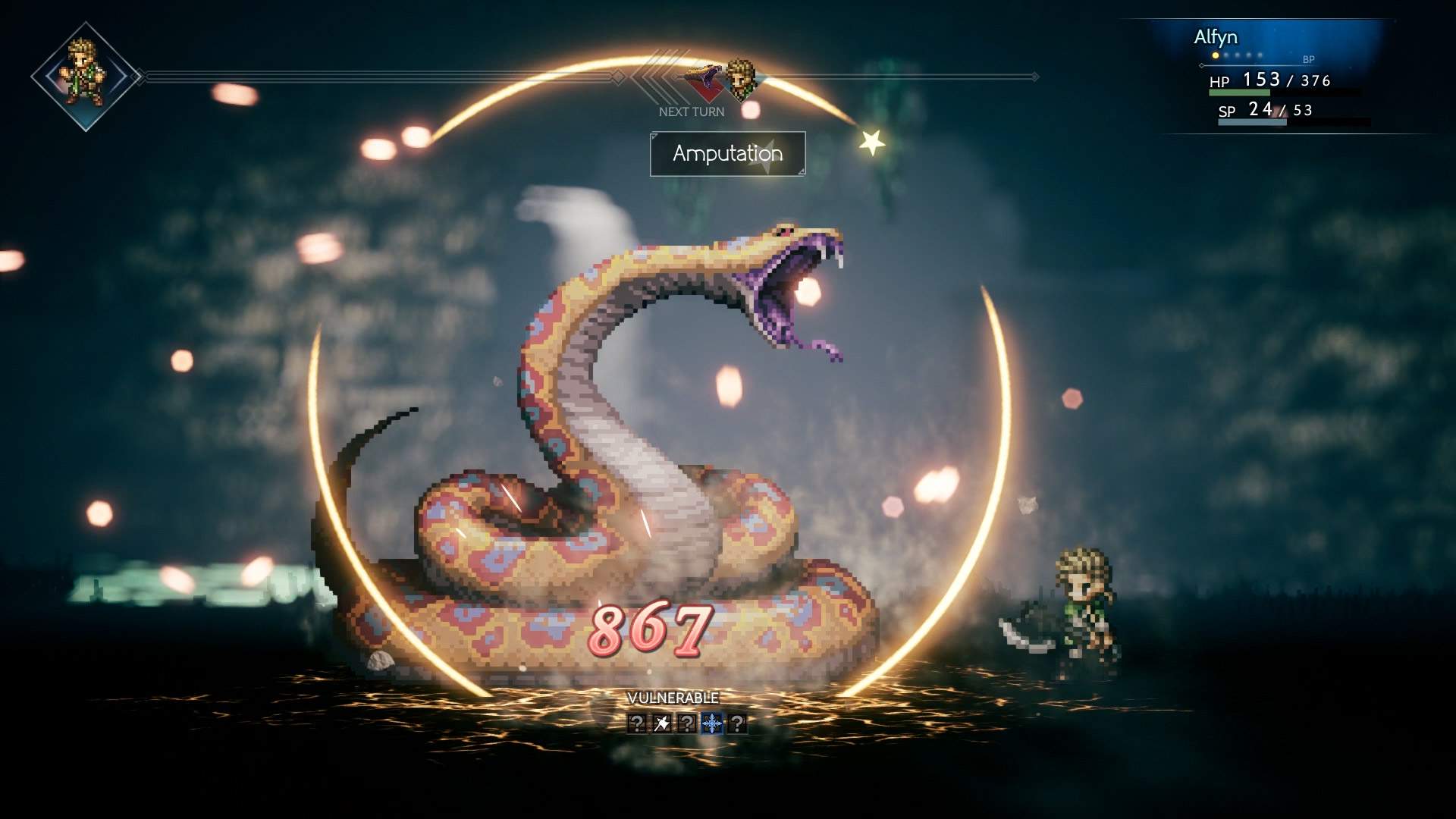 Captura de pantalla del juego que muestra a Alfyn usando un ataque contra un gran monstruo con forma de serpiente en una mazmorra.