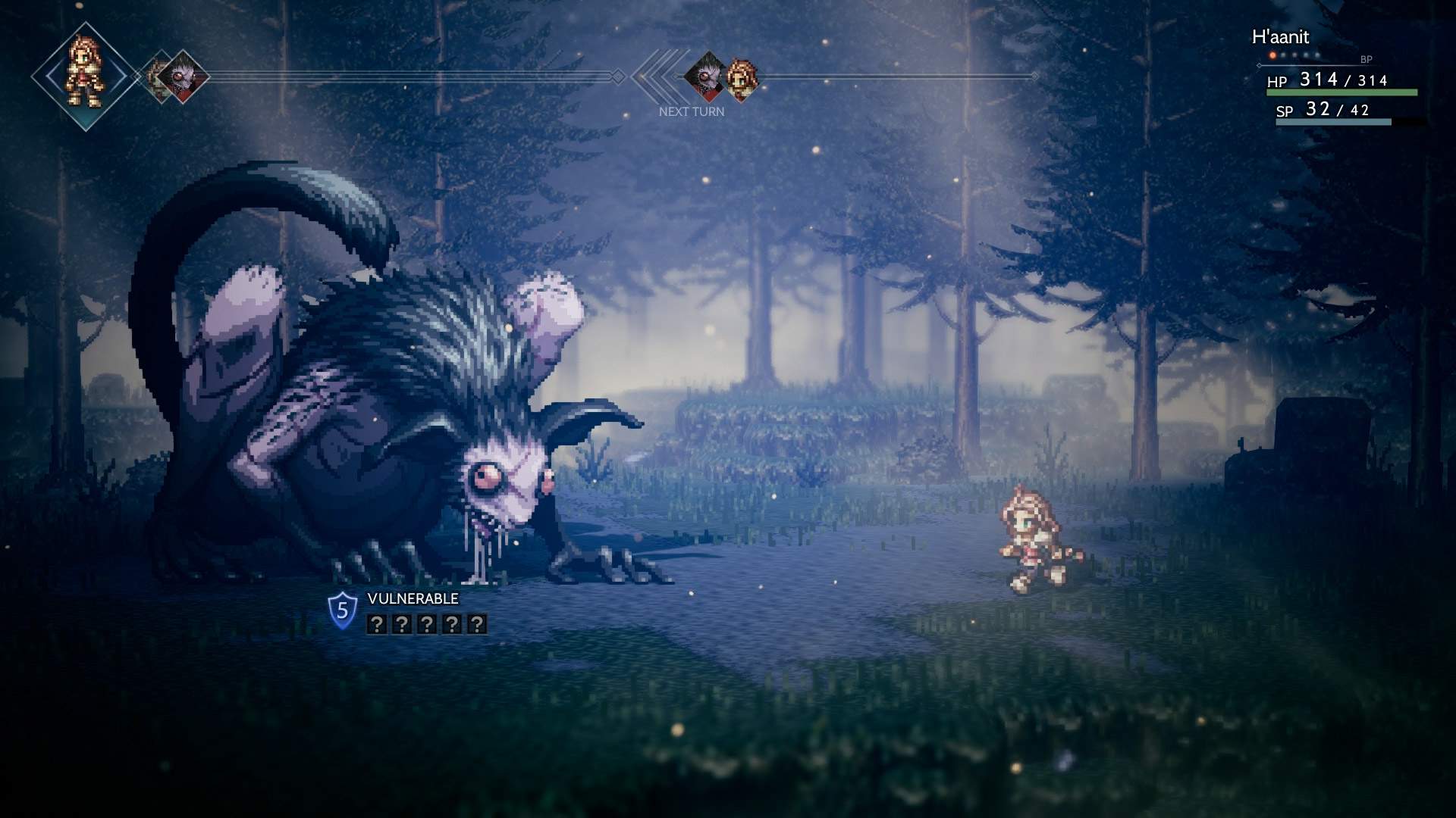 Captura de pantalla de una lucha del juego que muestra a H'aanit en un combate por turnos contra un monstruo enorme en un bosque.