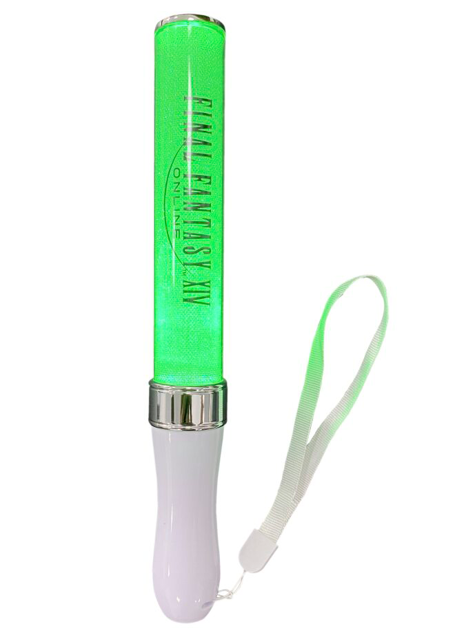 Un bâton lumineux vert avec le logo Final Fantasy 14.