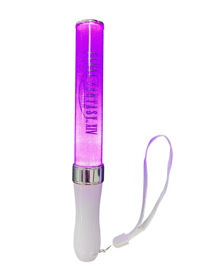 Un bâton lumineux violet avec le logo Final Fantasy 14.