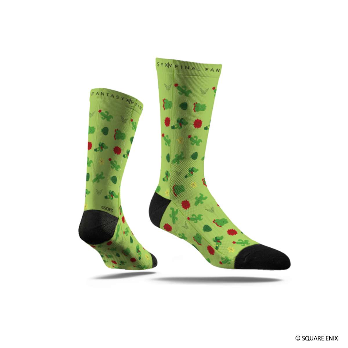 Une paire de chaussettes vertes avec le talon et le bout des pieds noir. Il y a des dessins en forme de cactus dessus.