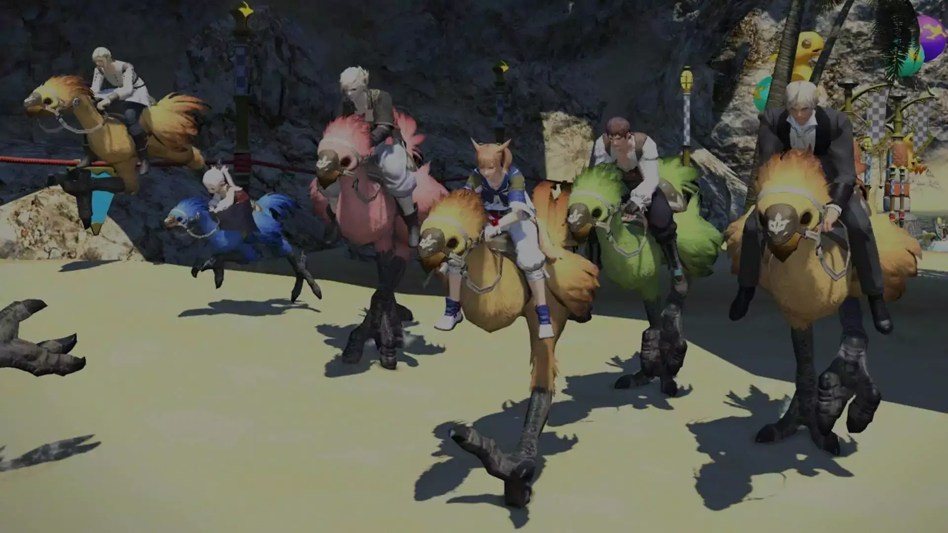 Sechs Charaktere reiten auf ihren verschiedenfarbigen Chocobos um die Wette.