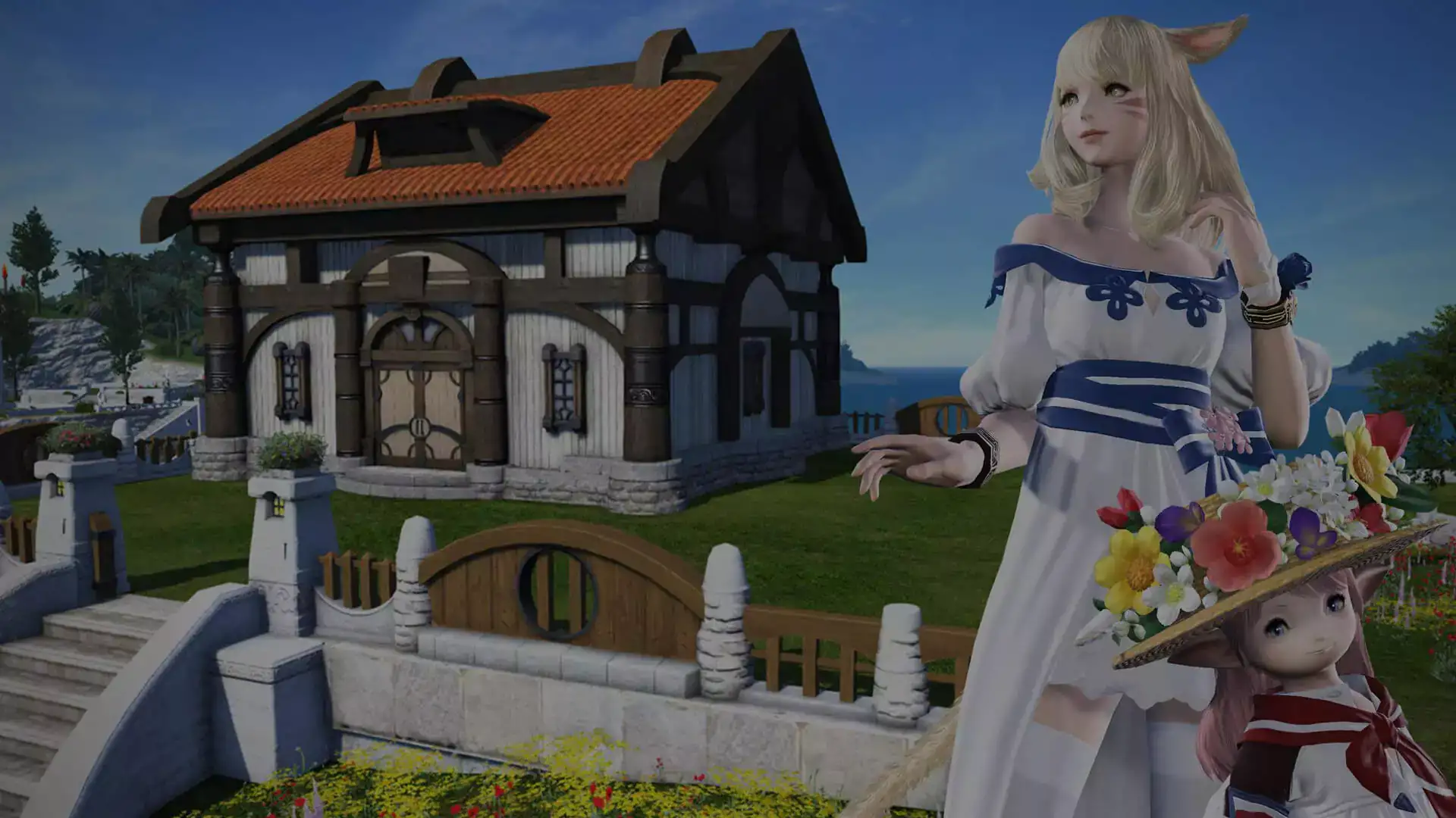 Zwei schön gekleidete Charaktere, eine Miqo'te in einem Sommerkleid und eine Lalafell mit Blumenhut, stehen vor einem spielereigenen Haus.