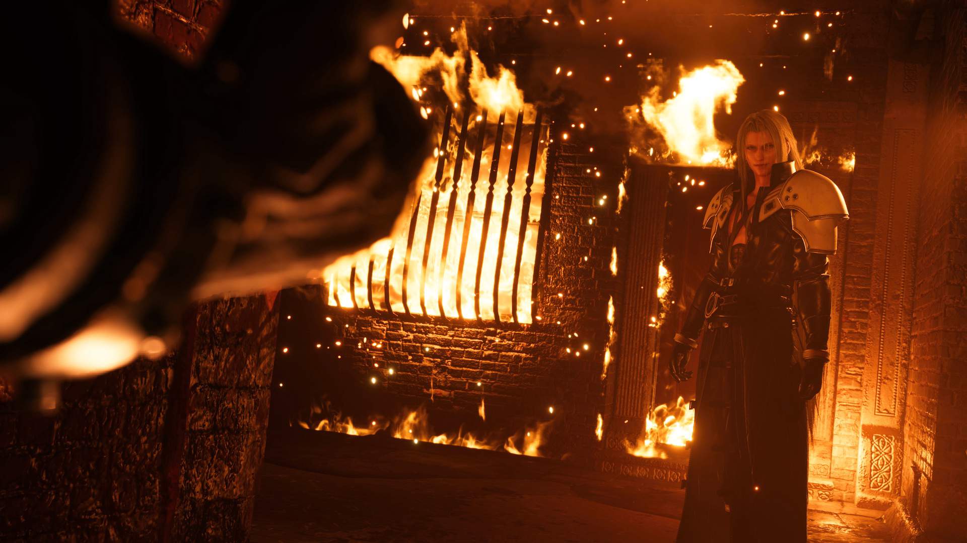 Sephiroth steht vor einem brennenden Gebäude.